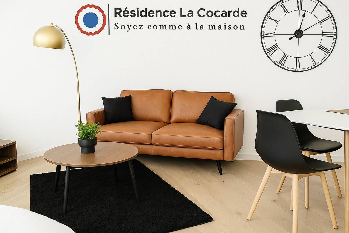 Superior studio suite | Woonruimte | Een 80-cm ledtelevisie met digitale zenders en een televisie