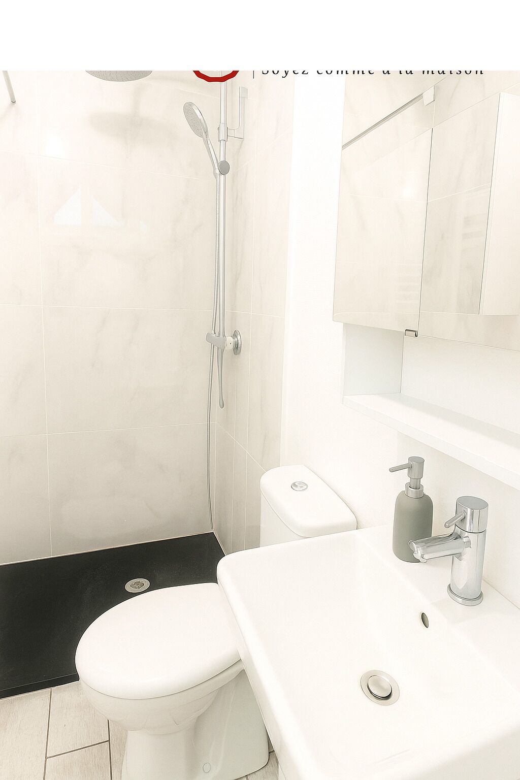 Comfort-Studio | Badezimmer | Dusche, umweltfreundliche Kosmetikartikel, Haartrockner, Handtücher