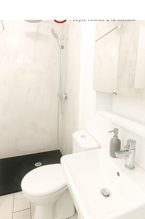 Comfort Studio | Bathroom