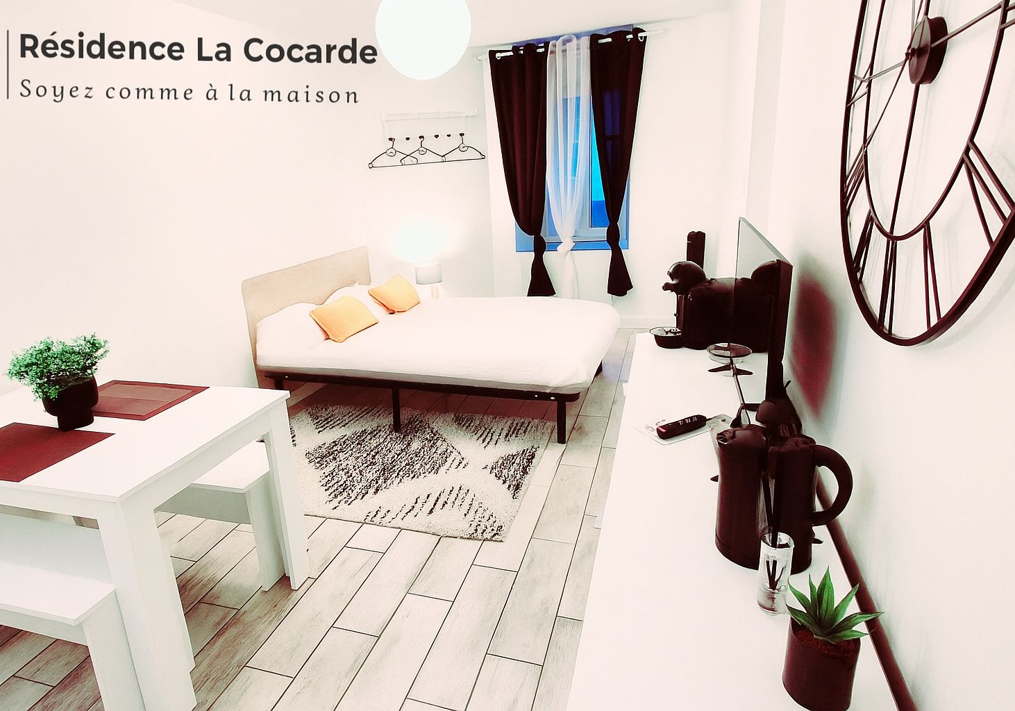 Un dormitorio moderno con una cama, mesita de noche y una pequeña planta en maceta.