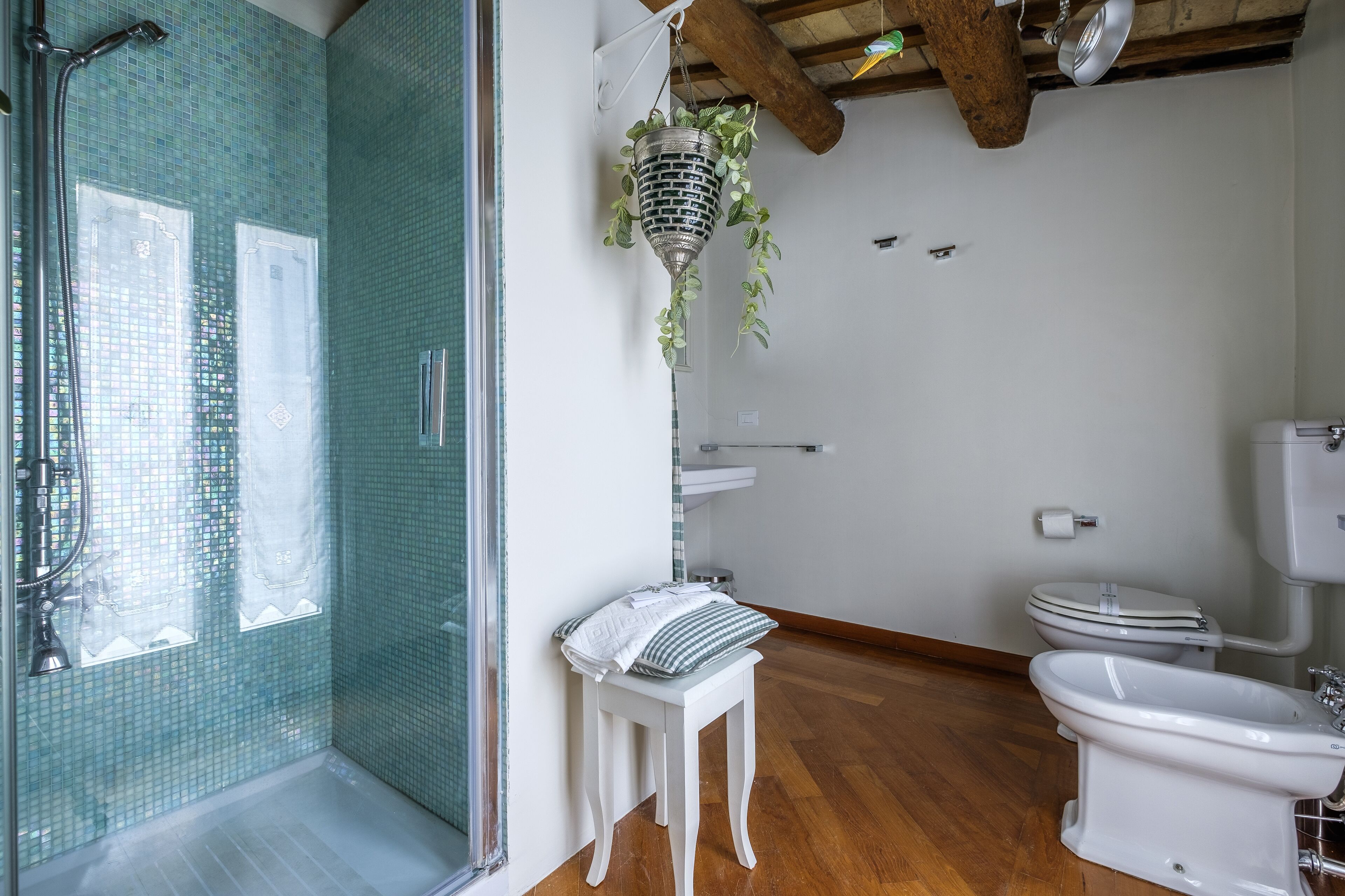 Dusche, Haartrockner, Handtücher, Toilettenpapier