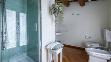 Dusche, Haartrockner, Handtücher, Toilettenpapier