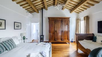 2 camere, una scrivania, ferro/asse da stiro, culla da viaggio