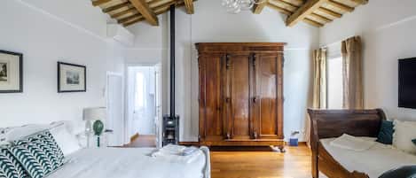 2 Schlafzimmer, Schreibtisch, Bügeleisen/Bügelbrett, Reisekinderbett
