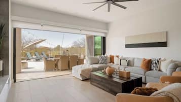 Smart TV, chimenea y oficina