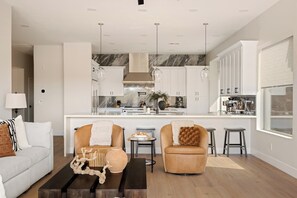 Smart TV, chimenea y oficina 