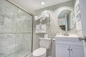 Dusche, Haartrockner, Handtücher, Seife