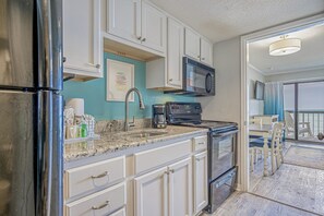 冷蔵庫、電子レンジ、オーブン、コンロ