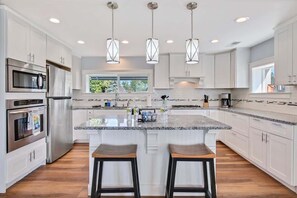 Refrigerador, microondas, horno y parrilla de estufa 