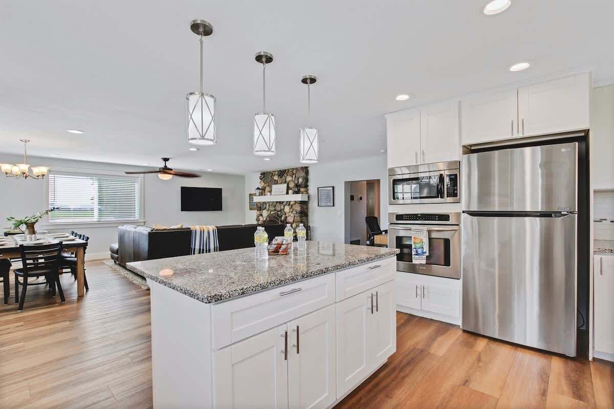 Refrigerador, microondas, horno y parrilla de estufa 