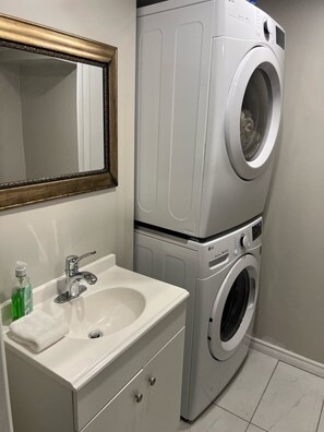 Interior - Beach front- Wasaga Beach/AC/BBQ/ Near Blue Mountain (Wasaga Beach)