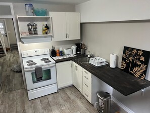 Fridge, microwave, oven, stovetop - Beach front- Wasaga Beach/AC/BBQ/ Near Blue Mountain (Wasaga Beach)