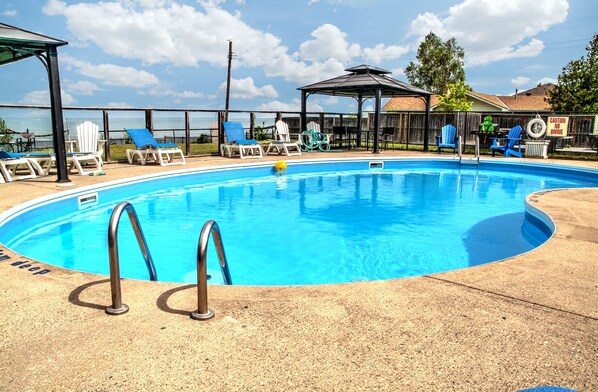 Outdoor pool, a heated pool - Beach front- Wasaga Beach/AC/BBQ/ Near Blue Mountain (Wasaga Beach)