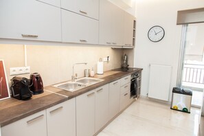 Réfrigérateur, four, lave-vaisselle, cafetière/bouilloire