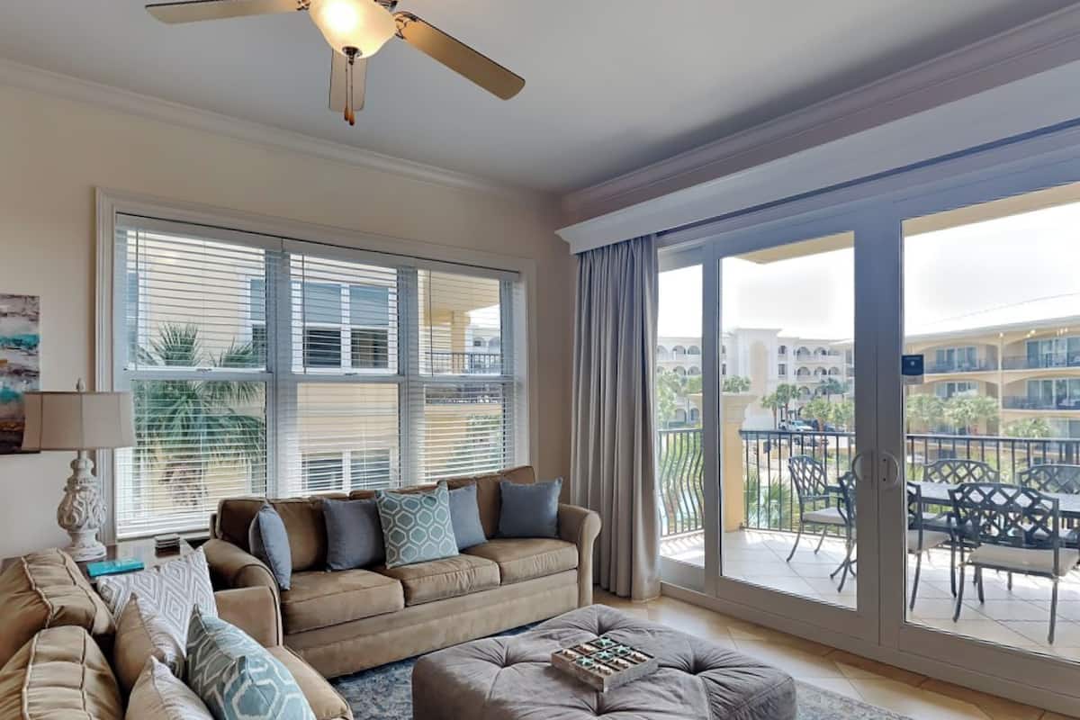 Condo, varias camas, balcón, vista al océano (Adagio #301E - No Pets Allowed) | Área de sala de estar
