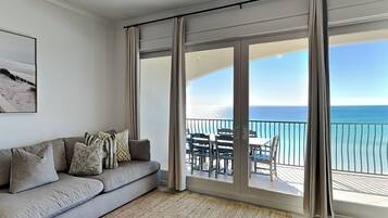 Condo (#403B - No Pets) | Área de sala de estar