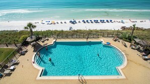 A pool with a view of the beach and ocean. - Adagio by Southern Vacation Rentals (Santa Rosa Beach)