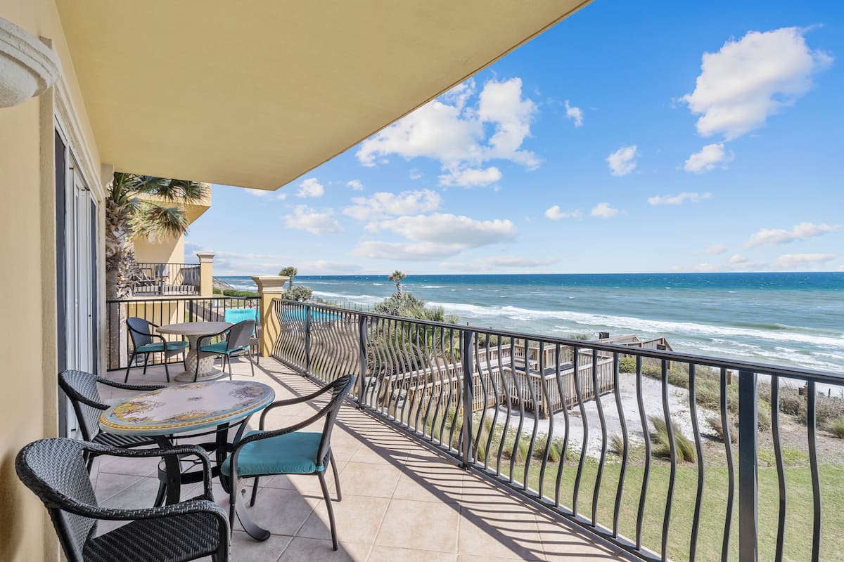 Condo, Multiple Beds, Balcony, Ocean View (Adagio #201C - No Pets Allowed) | Restaurante al aire libre