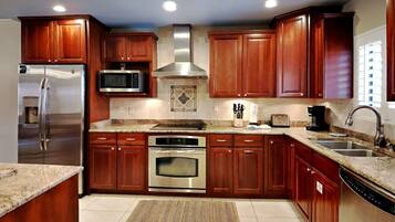 公寓式客房, 多张床, 阳台, 海洋景观 (#329 - No Pets) | 私人厨房 | 茶具/咖啡用具