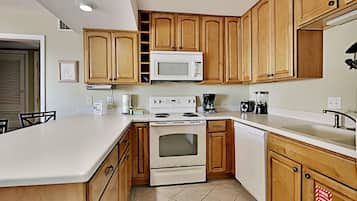 Kondominium (#401 - No Pets) | Dapur pribadi | Lemari es, microwave, oven, dan kompor