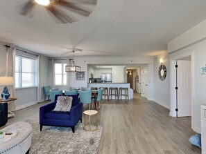 Appartement, meerdere bedden, balkon, uitzicht op oceaan (#1310 - No Pets) | Woonruimte