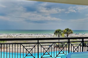 Vista de la piscina con una playa al fondo.