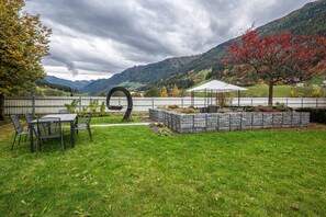Outdoor dining - Studio 'Alpen Living 1st Floor Small' with Mountain View, Whirlpool & Wi-Fi (Cadipietra)