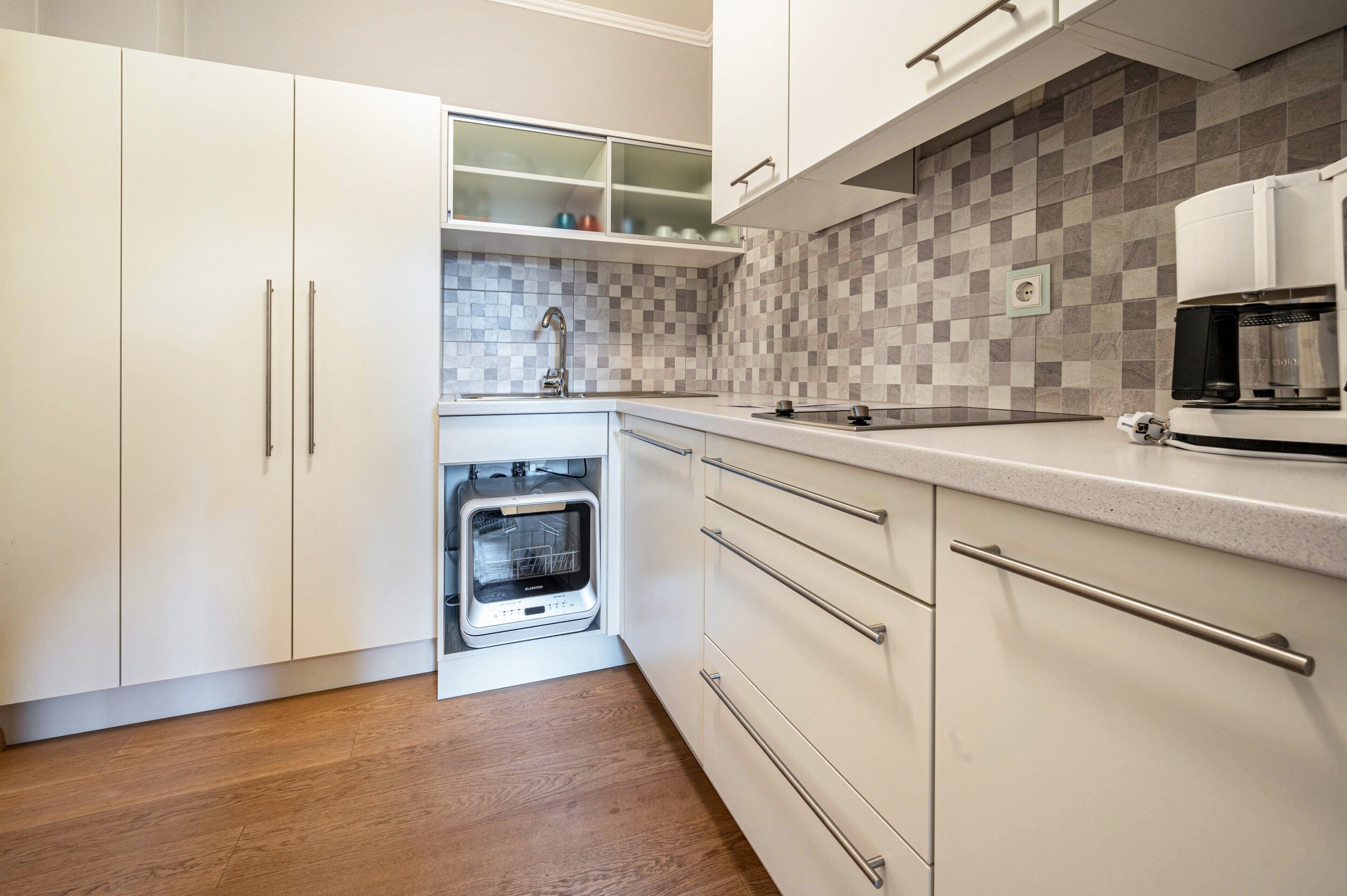 Jääkaappi, mikroaaltouuni, uuni, liesi