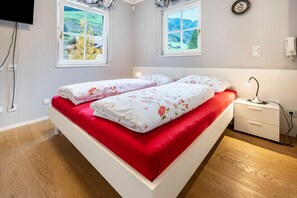Free WiFi, bed sheets - Studio 'Alpen Living 1st Floor Small' with Mountain View, Whirlpool & Wi-Fi (Cadipietra)