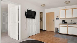 Un appartement moderne comprenant un espace de vie, une cuisine et un couloir.