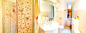 Een douche, een haardroger, een bidet, handdoeken