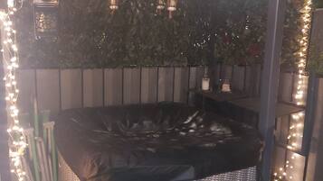 Appartamento, letti multipli | 2 camere, ferro/asse da stiro, Wi-Fi gratuito, lenzuola