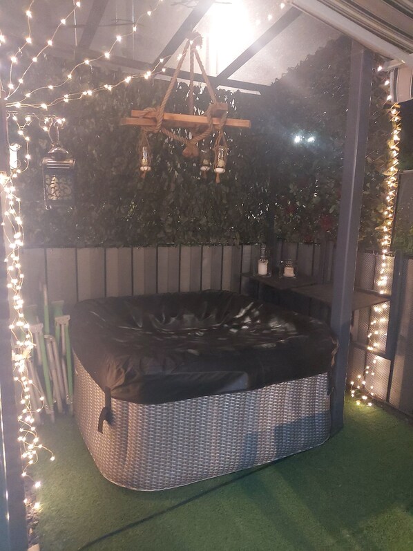 2 عدّة غرف نوم ومكواة/لوح كي وواي فاي مجانًا وملاءات أسرّة