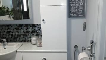 Căn hộ, nhiều giường | Phòng tắm | Vòi sen/bồn tắm kết hợp, bồn tắm ngâm, máy sấy tóc, khăn tắm