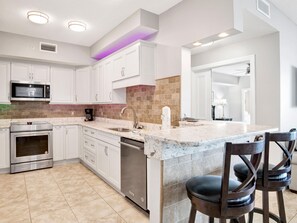 Appart'hôtel, plusieurs lits, patio, vue océan (#5D - No Pets) | Cuisine privée | Réfrigérateur, micro-ondes, four, plaque de cuisson