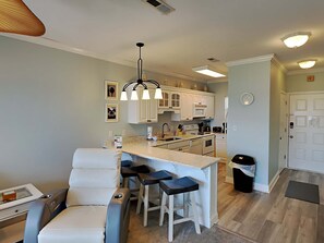 Apartment, Mehrere Betten, Balkon, Meerblick (#C5 - No Pets) | Eigene Küche | Kühlschrank, Mikrowelle, Ofen, Herdplatte