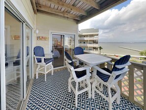 Outdoor dining - Baywatch by Southern Vacation Rentals (Pensacola Beach)