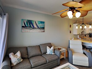 Condo, nhiều giường, ban công, quang cảnh biển (#C5 - No Pets) | Khu phòng khách | TV màn hình phẳng 42-inch có truyền hình kỹ thuật số