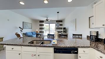 Condo (#205 - No Pets) | Cozinha privada | Geladeira, micro-ondas, fogão, cooktop