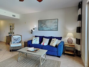 Condo (#205 - No Pets) | Área de sala de estar | Televisión 