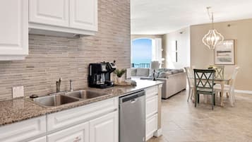 Condo, varias camas, balcón, vista al océano (#15C - No Pets) | Cocina privada | Refrigerador, microondas, horno y parrilla de estufa