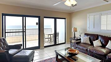 Condo, varias camas, balcón, vista al océano (#806 - No Pets) | Vista desde la habitación