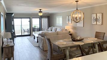 Condo, varias camas, balcón, vista al océano (#506 - No Pets) | 2 habitaciones, decoración personalizada y muebles diferentes