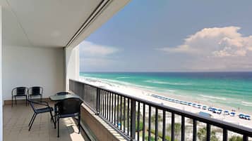 Condo, varias camas, balcón, vista al océano (#605 - No Pets) | Vista desde la habitación