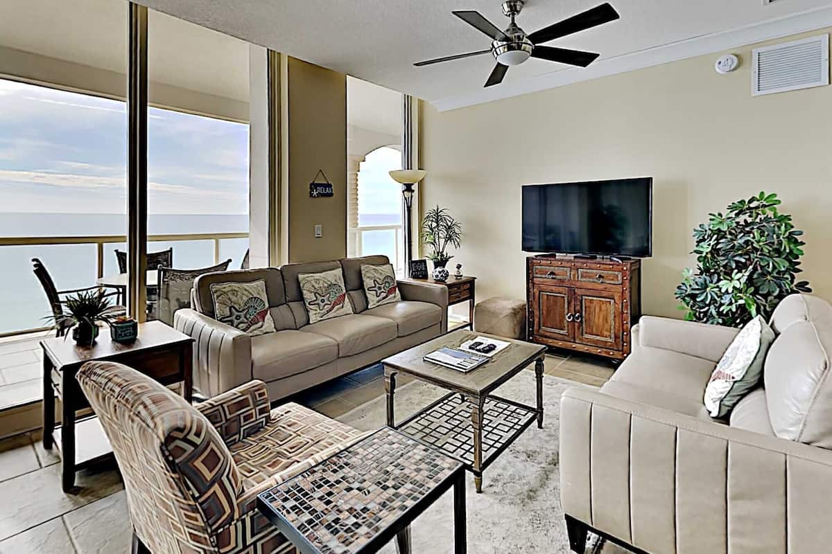 Condo (#1605C - No Pets) | Ćrea de sala de estar | Televisión