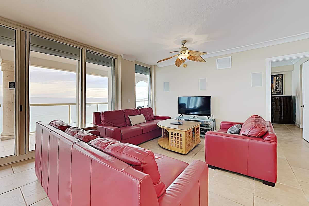 Condo, varias camas, balcón, vista al ocĆ©ano (#901C - No Pets) | Ćrea de sala de estar | Televisión