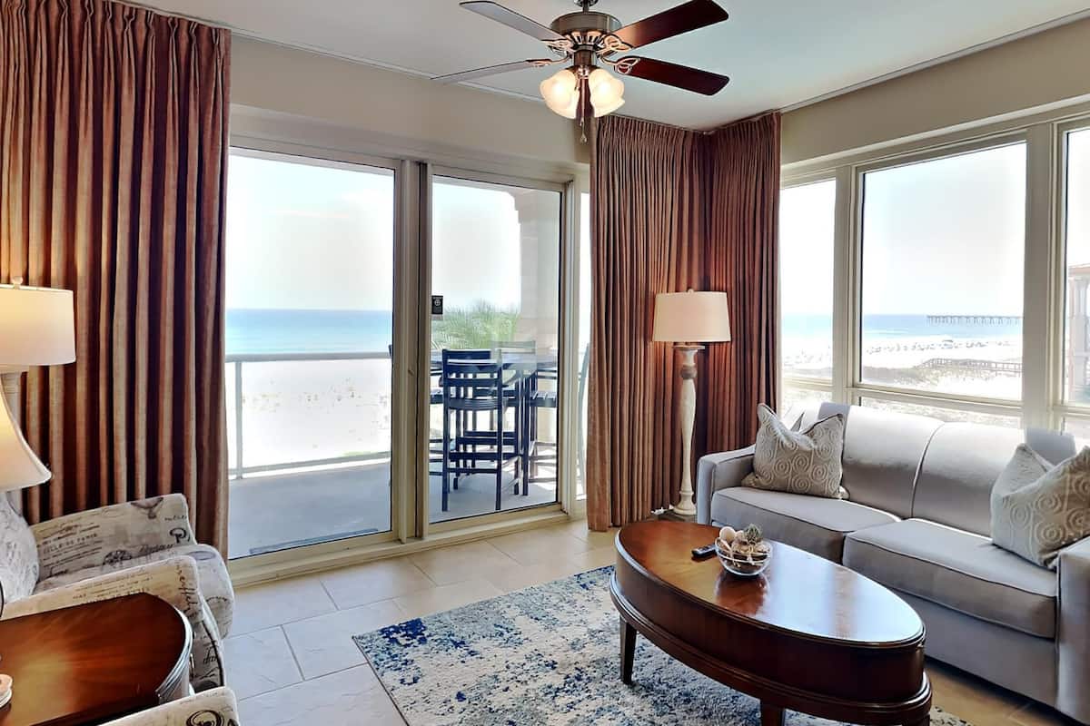 Condo (#306B - No Pets) | Ćrea de sala de estar | Televisión