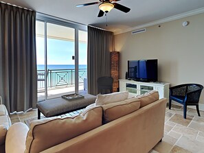 公寓客房 (#503 - No Pets) | 起居區 | 平面電視、MP3 底座