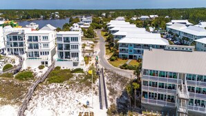Un hôtel situé sur la côte, composé de plusieurs bâtiments, avec un accès direct à la plage et une vue sur l’océan.