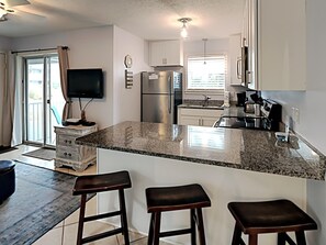 Condo (#413 - No Pets) | Cocina privada | Refrigerador, microondas, horno y parrilla de estufa